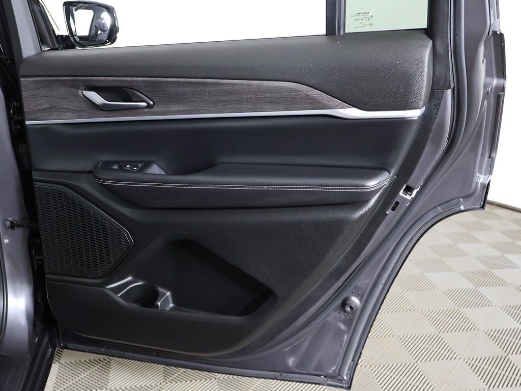 Used 2023 Jeep Grand Cherokee L Limited image 28