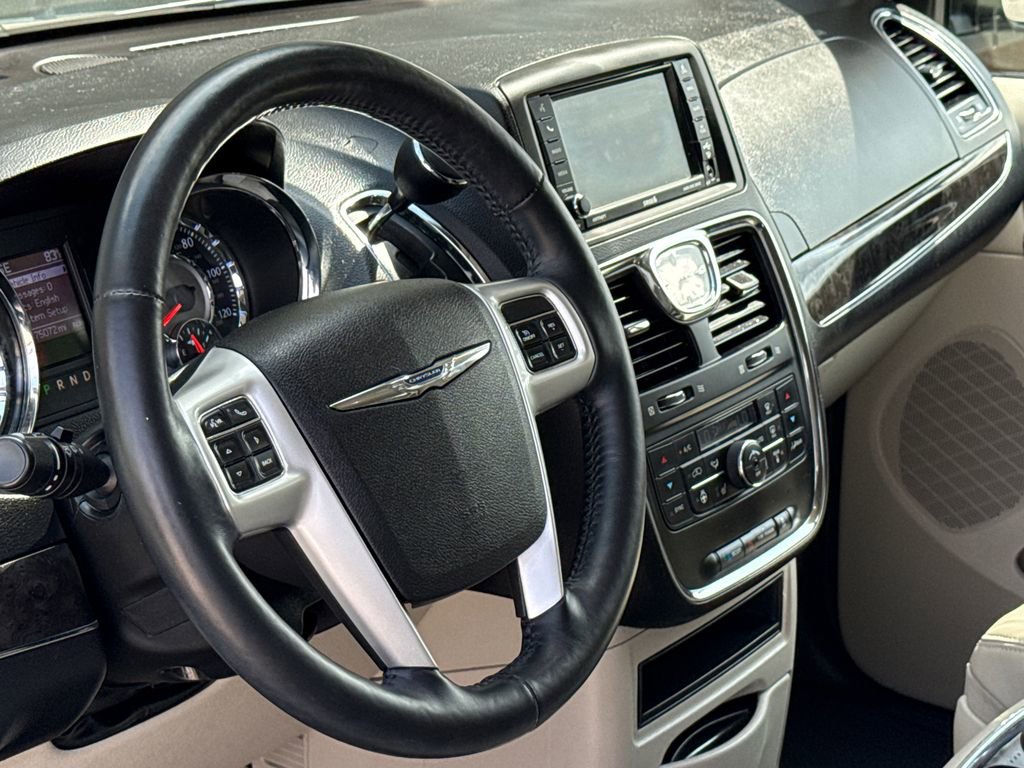 Used 2015 Chrysler Town & Country Touring-L w/ Driver Convenience Group image 19