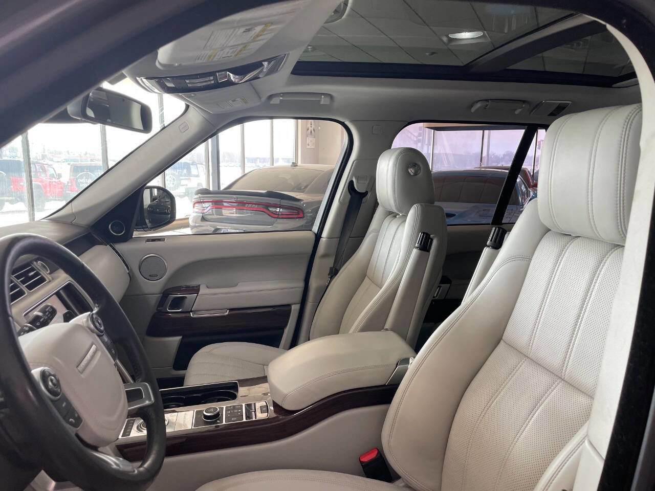 Used 2015 Land Rover Range Rover HSE image 14