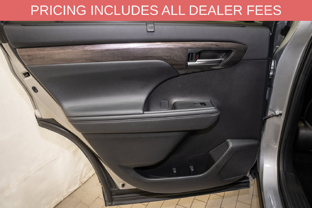Used 2021 Toyota Highlander Limited FWD image 12