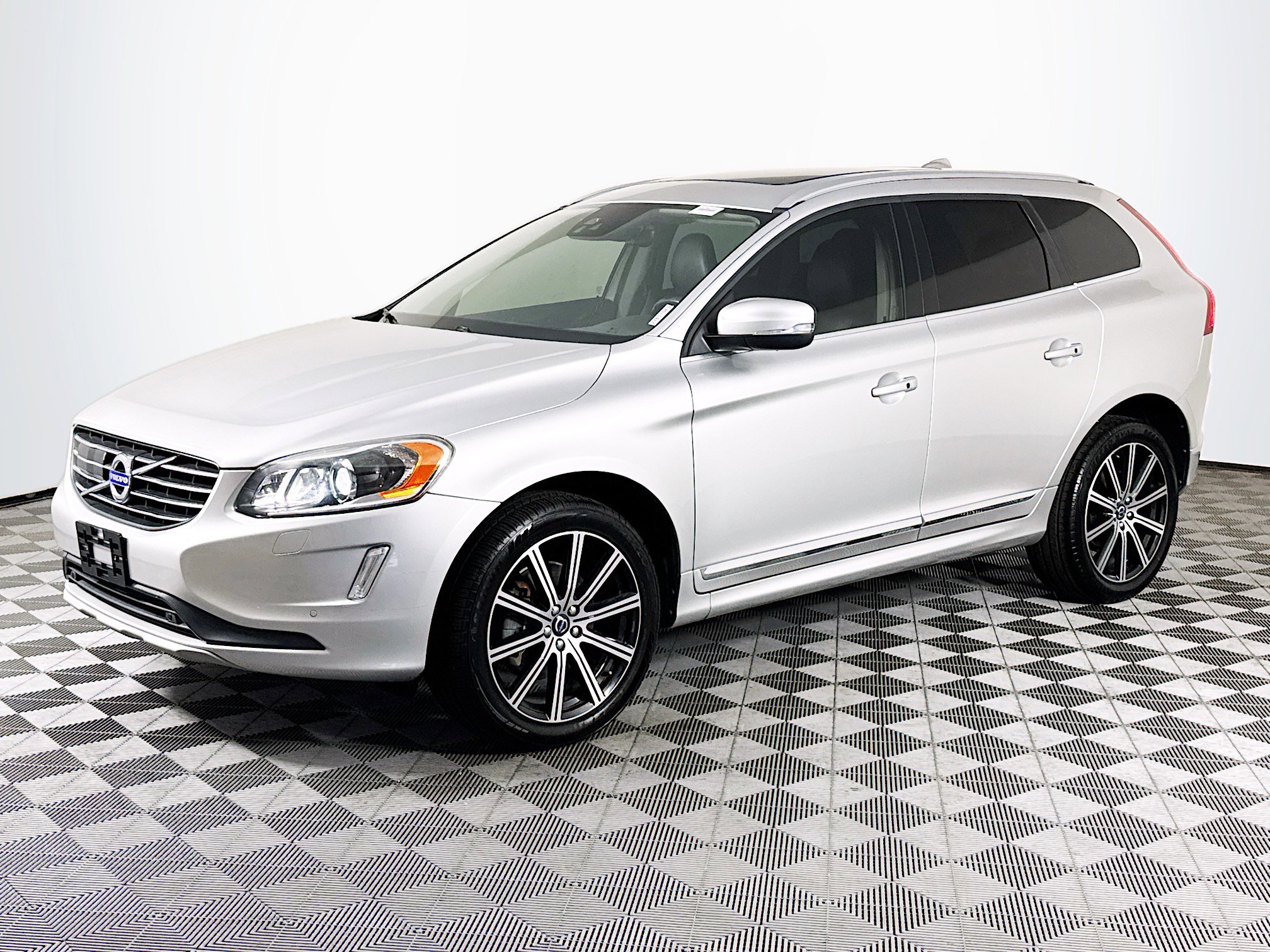Used 2016 Volvo XC60 T5 Platinum w/ Protection Package image 4
