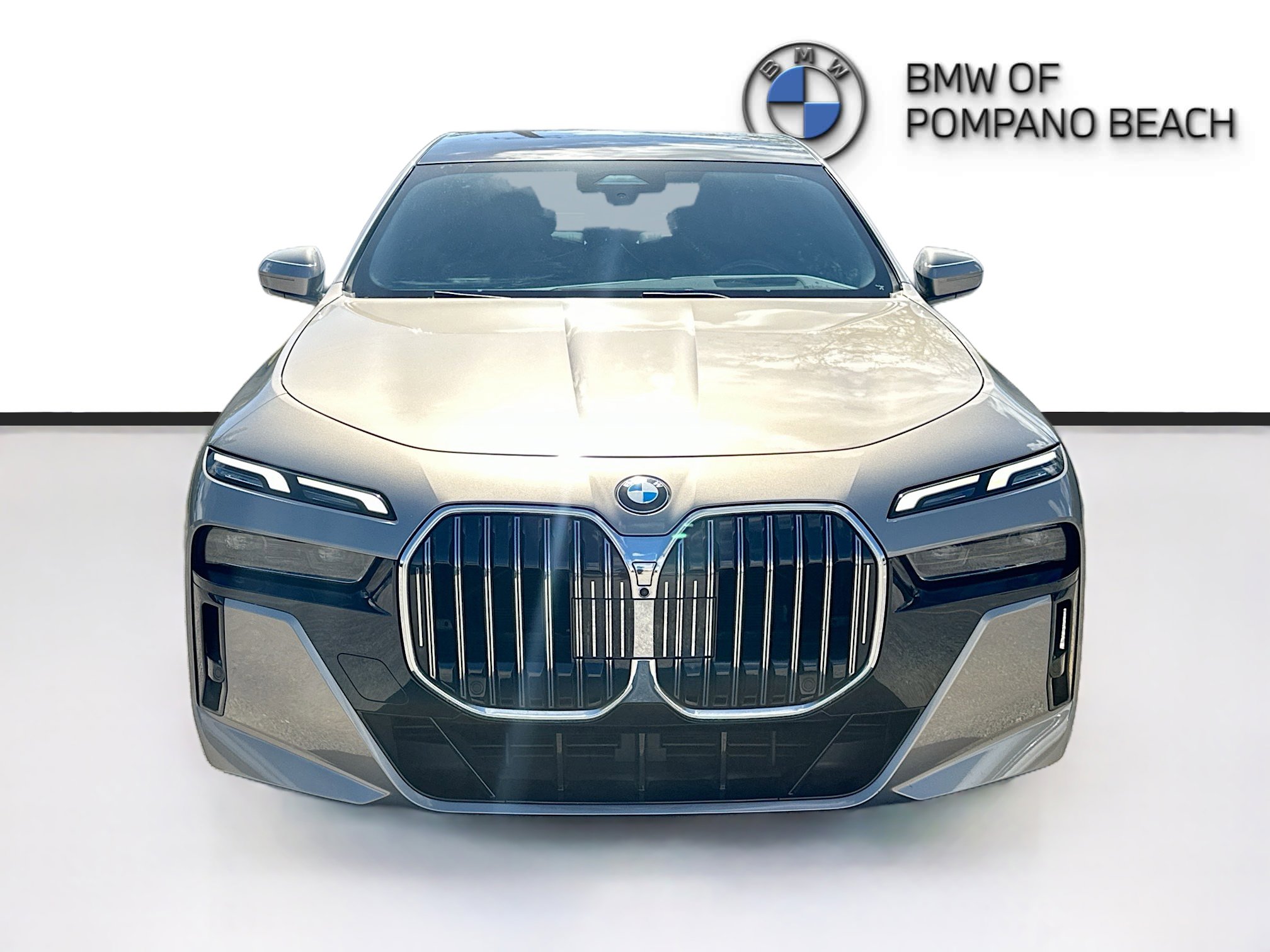 Used 2023 BMW 740i w/ Parking Assistance Package image 2