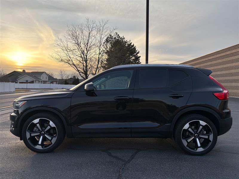 Used 2021 Volvo XC40 T5 Momentum w/ Premium Package image 2