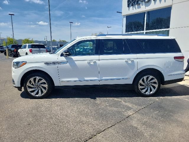 Certified 2023 Lincoln Navigator L Reserve AWD/4WD image 4