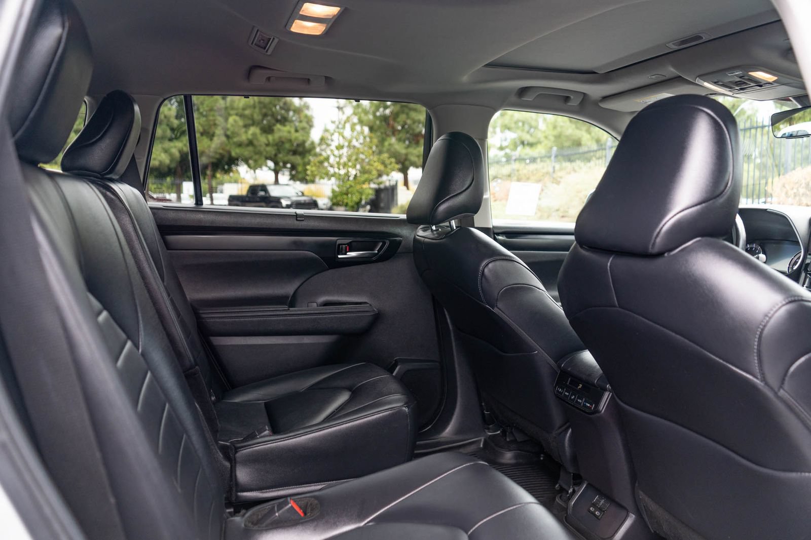 Used 2024 Toyota Highlander XLE FWD image 20