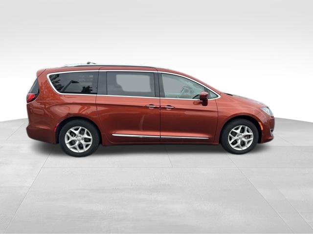 Used 2018 Chrysler Pacifica Touring-L w/ Tire & Wheel Group FWD image 8
