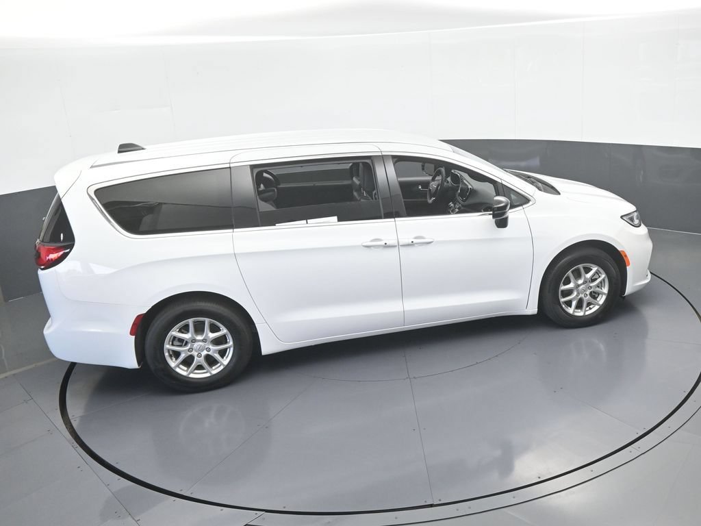 Used 2025 Chrysler Pacifica Select FWD image 47