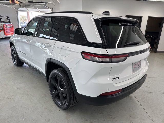 Used 2023 Jeep Grand Cherokee Altitude AWD/4WD image 8