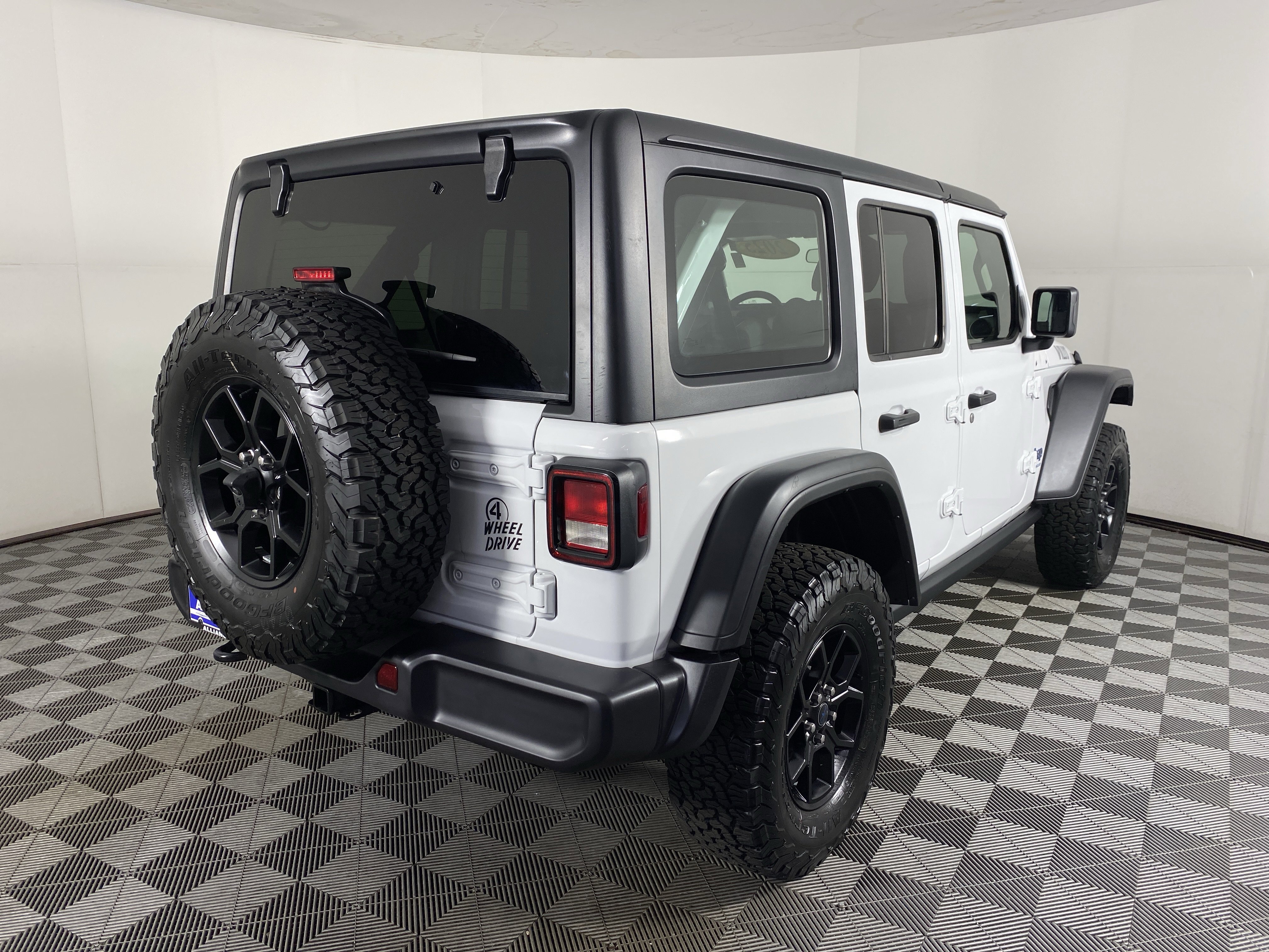 Used 2025 Jeep Wrangler Willys AWD/4WD image 6