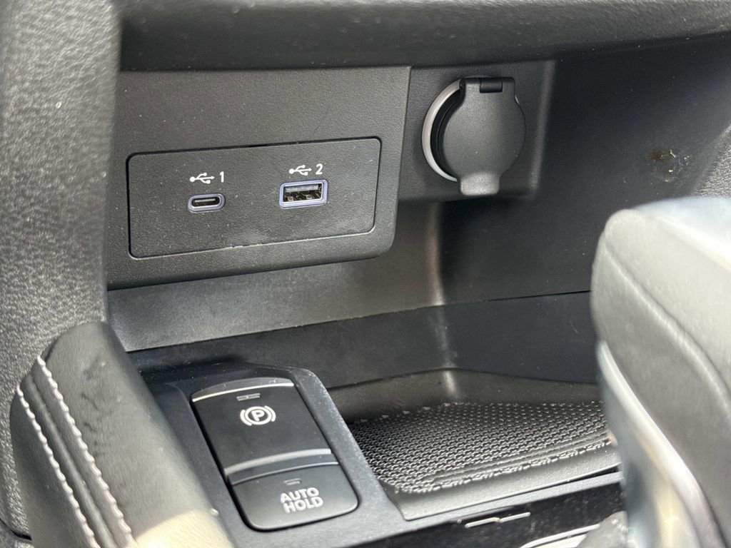 Used 2023 Nissan Kicks SR w/ SR Premium Package FWD image 7