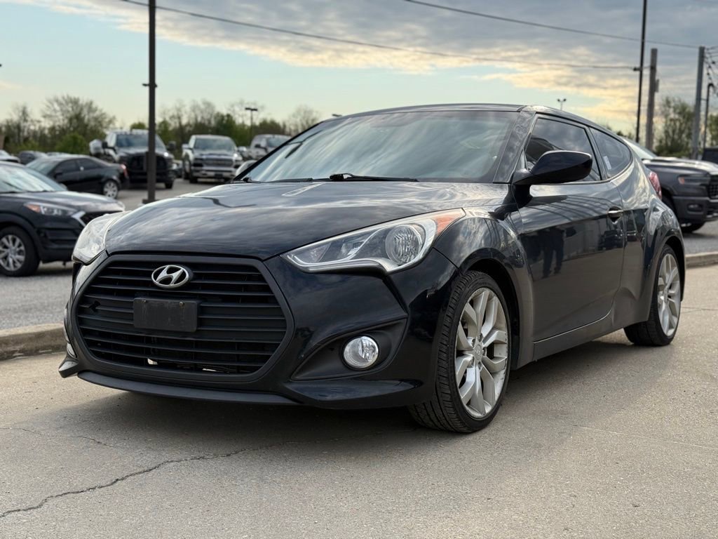 Used 2013 Hyundai Veloster w/ Style Pkg image 2