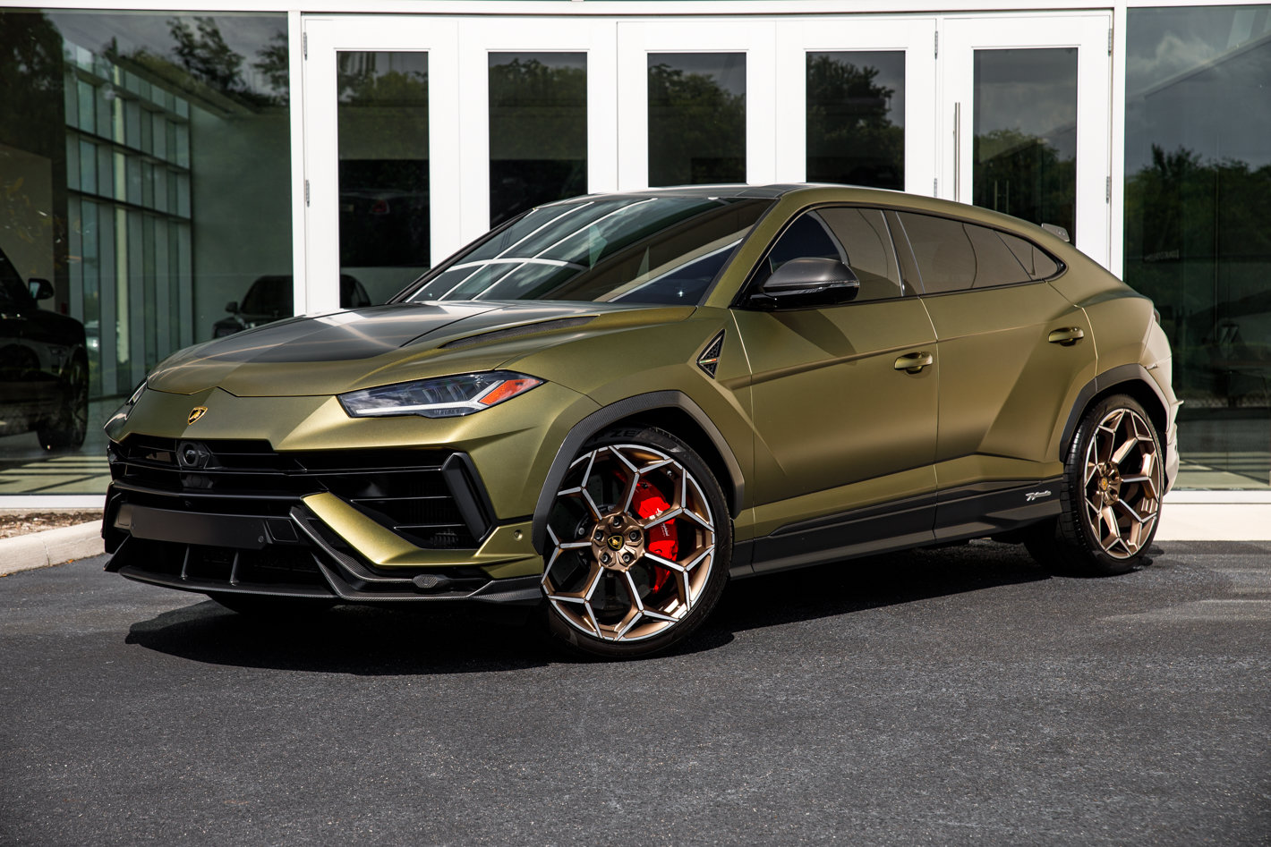Used 2024 Lamborghini Urus Performante AWD/4WD image 2