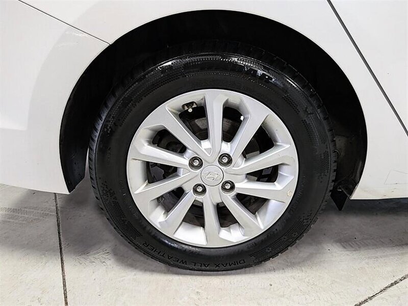 Used 2022 Hyundai Accent SEL FWD image 13