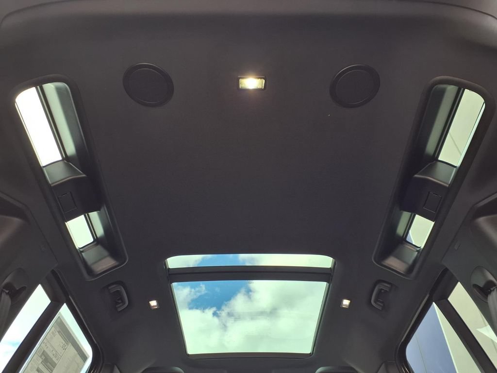 New 2026 Land Rover Defender 110 X-Dynamic SE AWD/4WD image 24