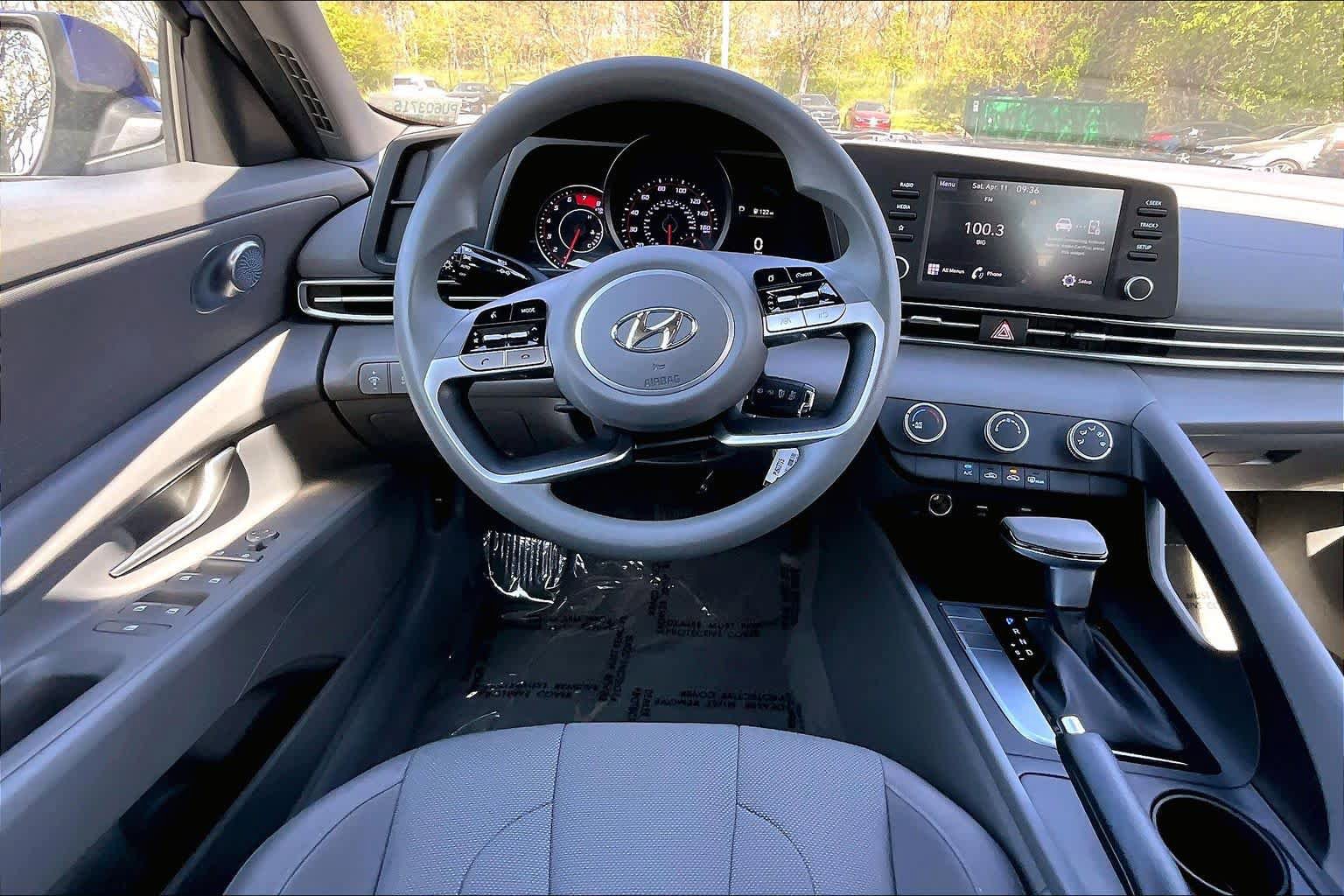 Used 2023 Hyundai Elantra SE FWD image 6