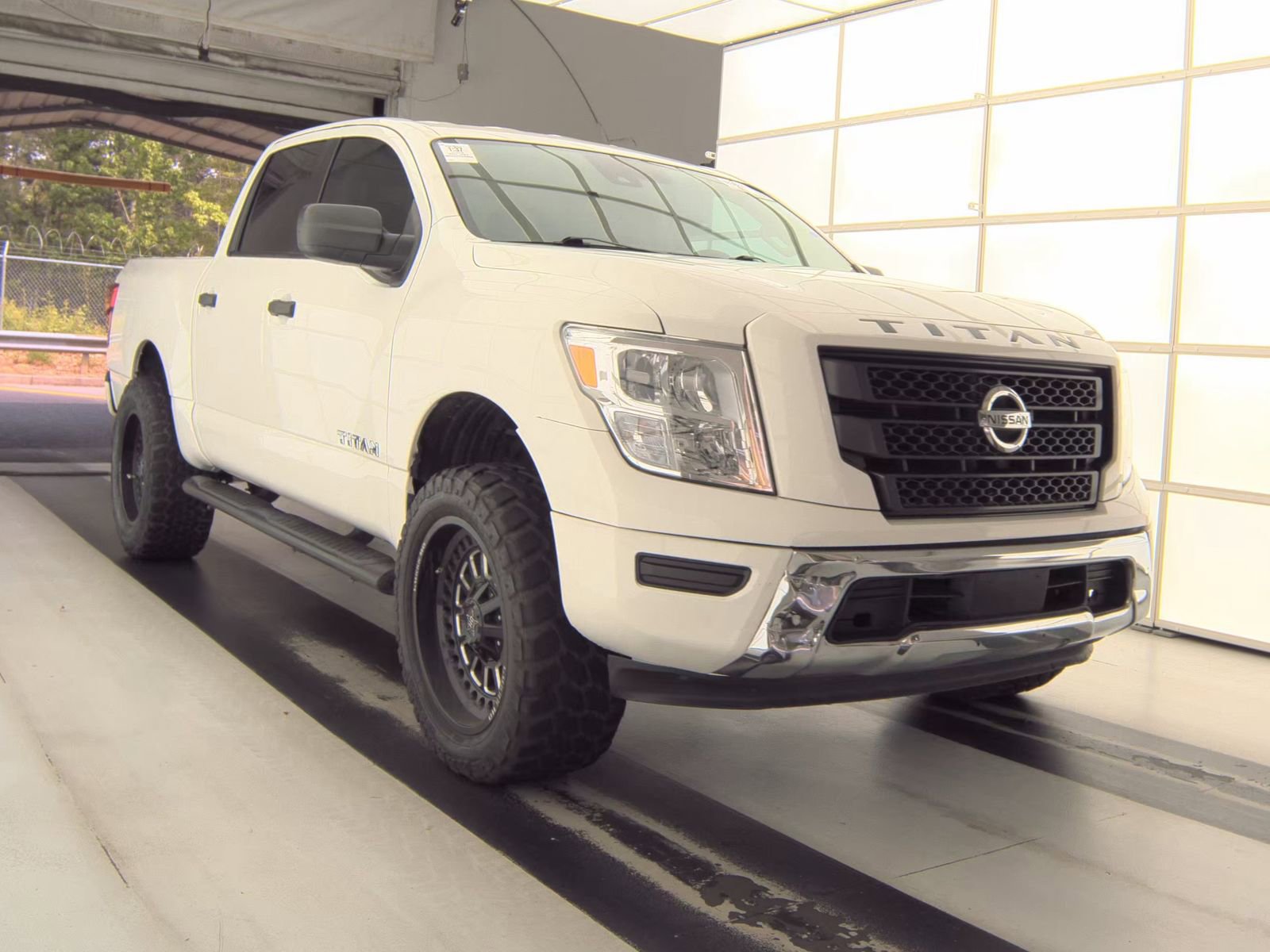 Used 2022 Nissan Titan SV RWD image 2