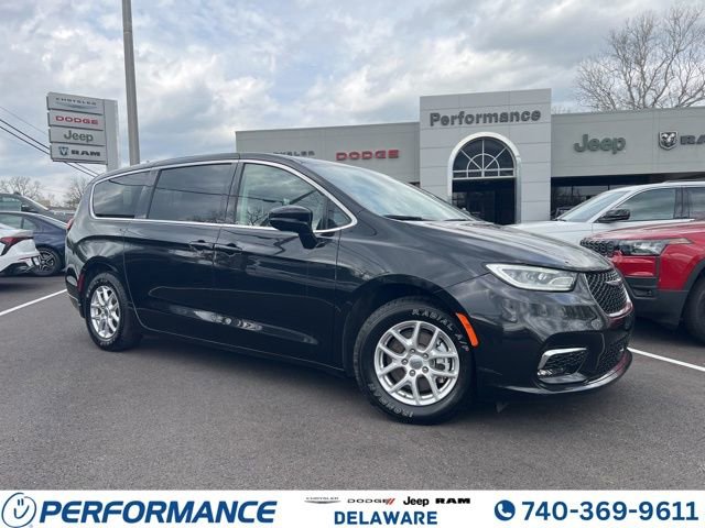 Used 2024 Chrysler Pacifica Touring-L FWD image 1