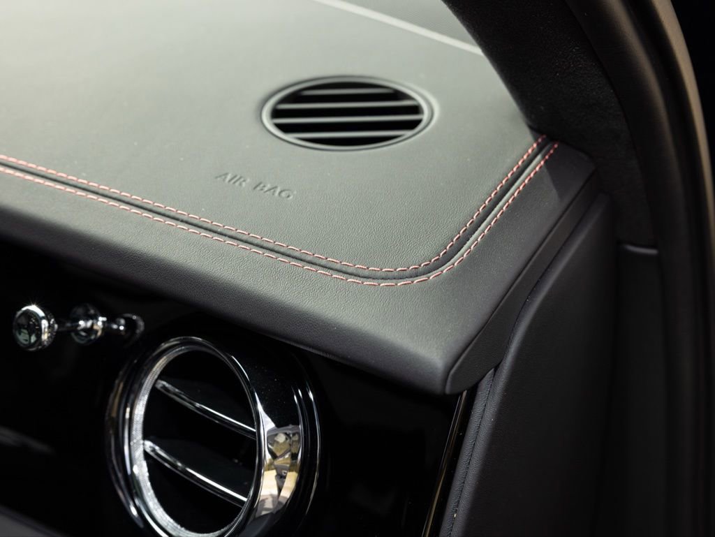 Used 2025 Bentley Bentayga V8 image 80