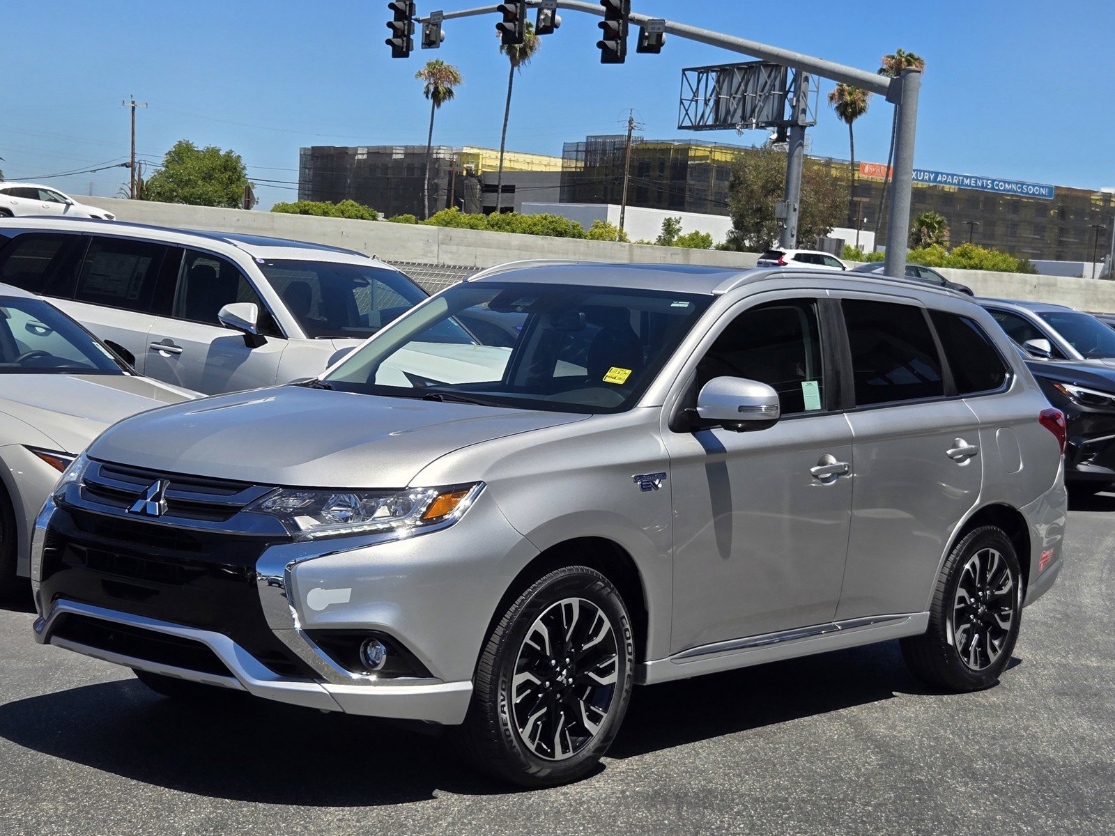 Used 2018 Mitsubishi Outlander 4WD Plug-In Hybrid image 8
