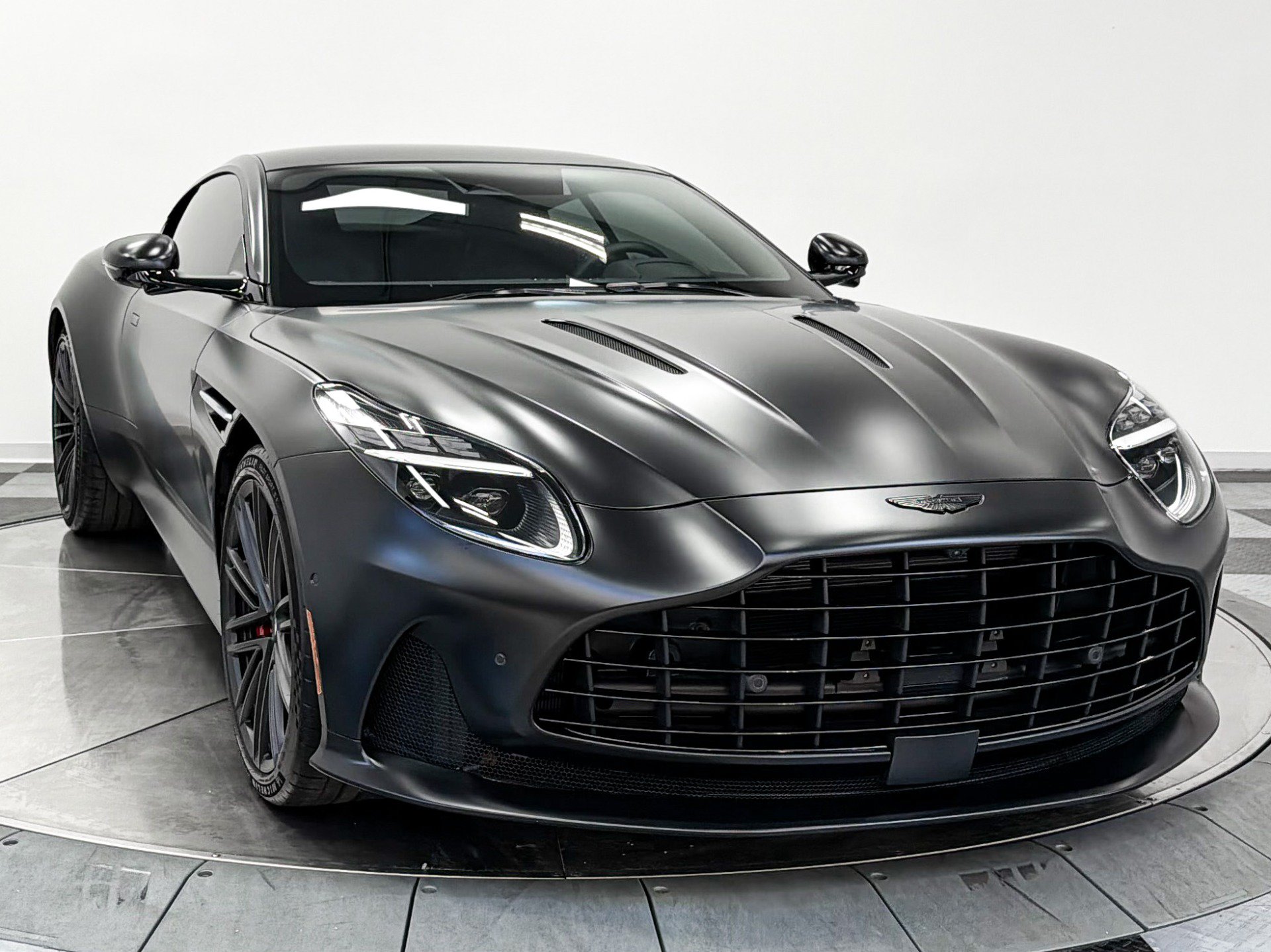 Used 2025 Aston Martin DB12 Coupe RWD image 5