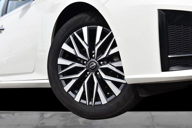 Certified 2025 Nissan Altima 2.5 SV image 3