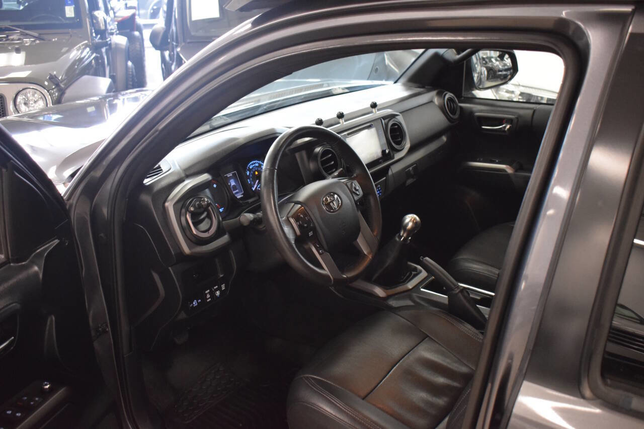 Used 2017 Toyota Tacoma TRD Off-Road image 47