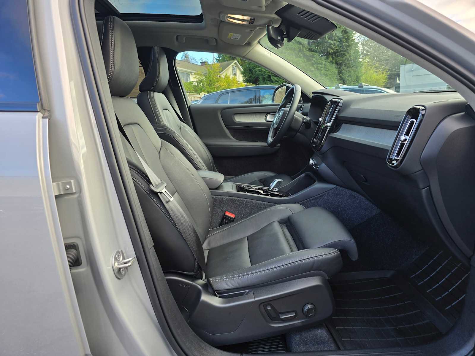 Certified 2025 Volvo XC40 B5 Plus w/ Climate Package image 11