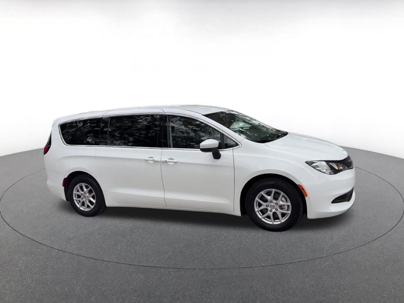 Used 2022 Chrysler Voyager LX FWD image 2