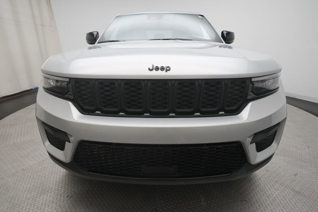 Used 2025 Jeep Grand Cherokee Altitude AWD/4WD image 22