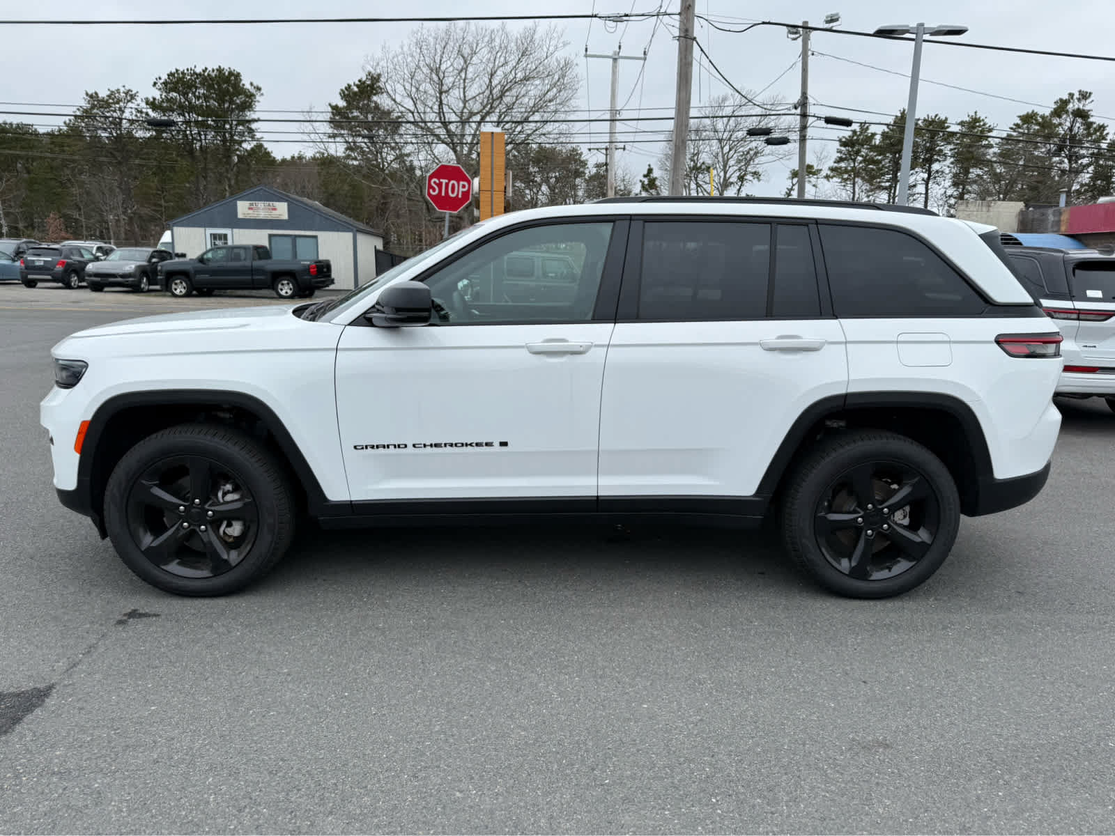 Used 2025 Jeep Grand Cherokee Limited w/ Black Appearance Package AWD/4WD image 5