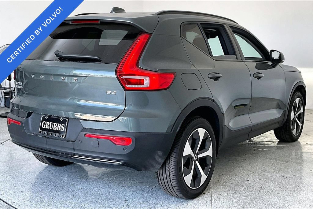 Used 2026 Volvo XC40 B4 Core w/ Climate Package FWD image 2
