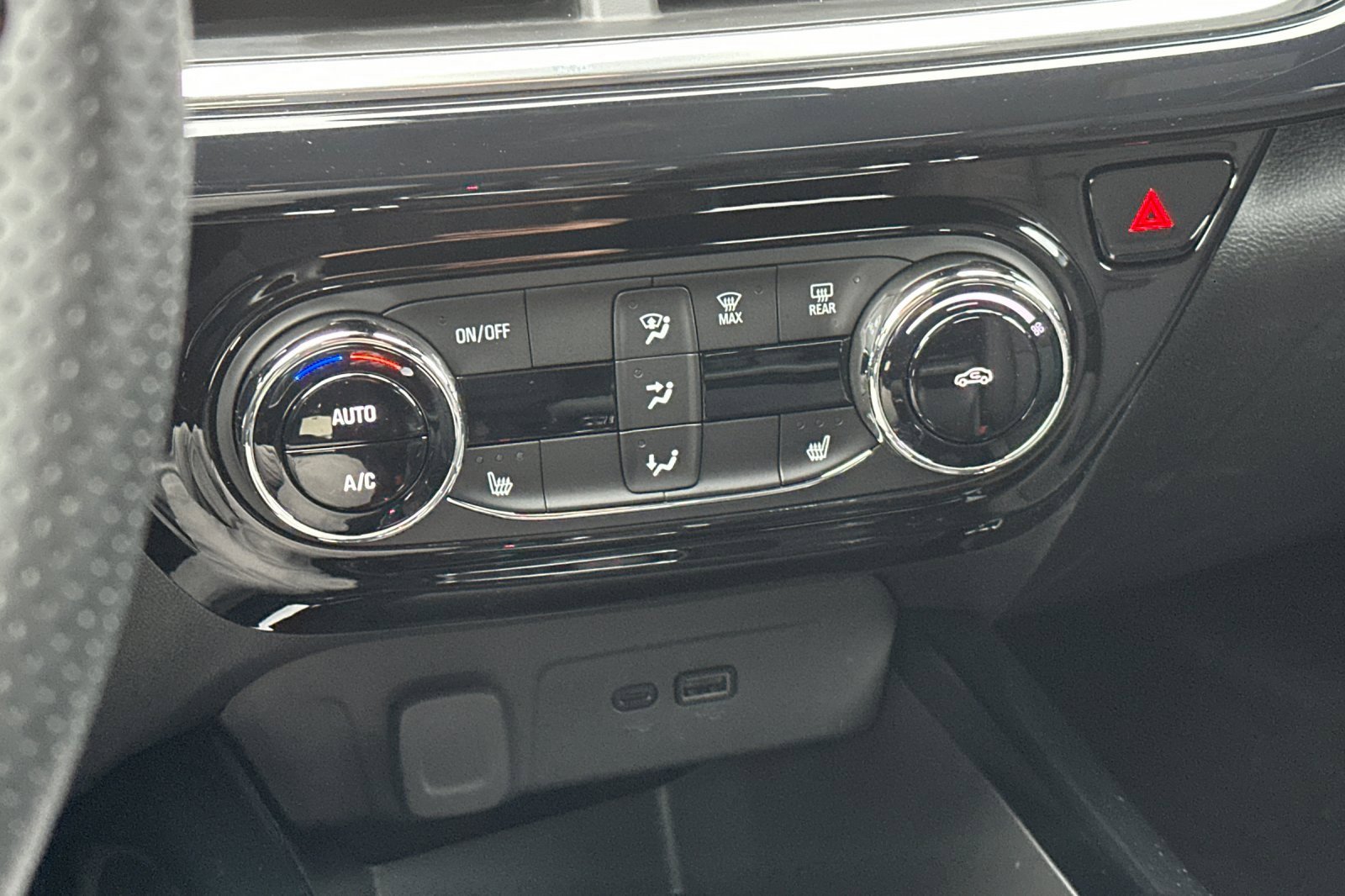 Used 2025 Chevrolet Trax RS w/ Driver Confidence Package image 28