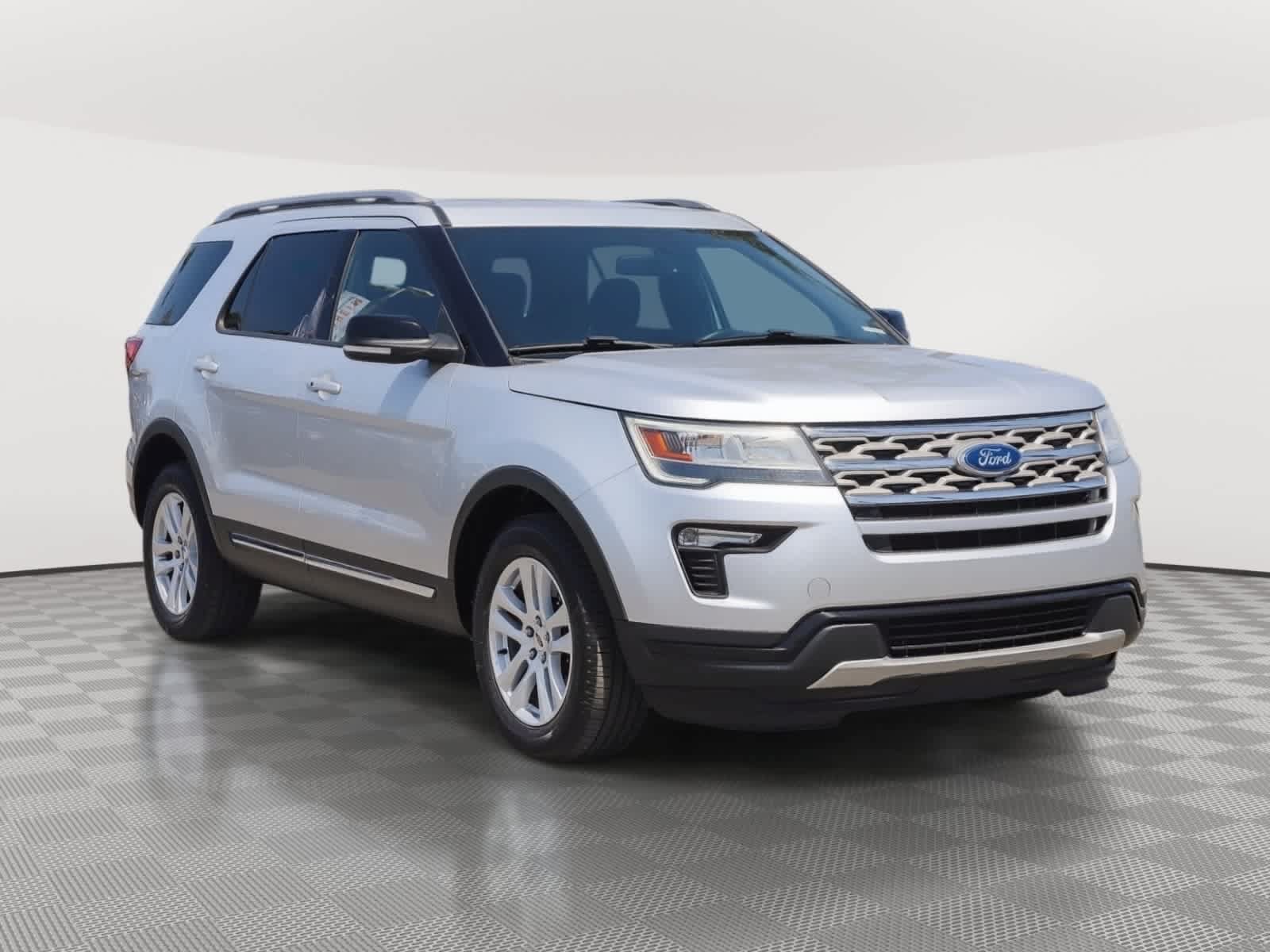 Used 2018 Ford Explorer XLT w/ Equipment Group 201A AWD/4WD image 3