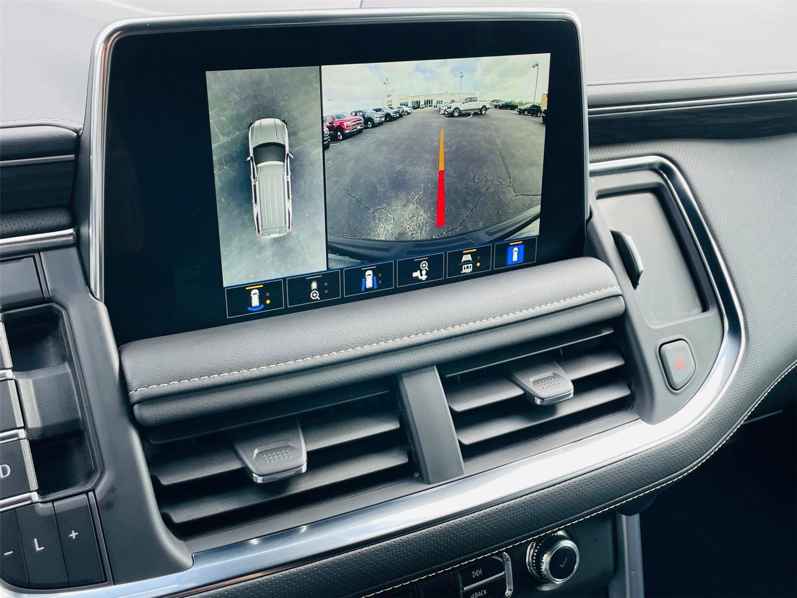 Used 2024 GMC Yukon XL SLT w/ SLT Luxury Package image 11