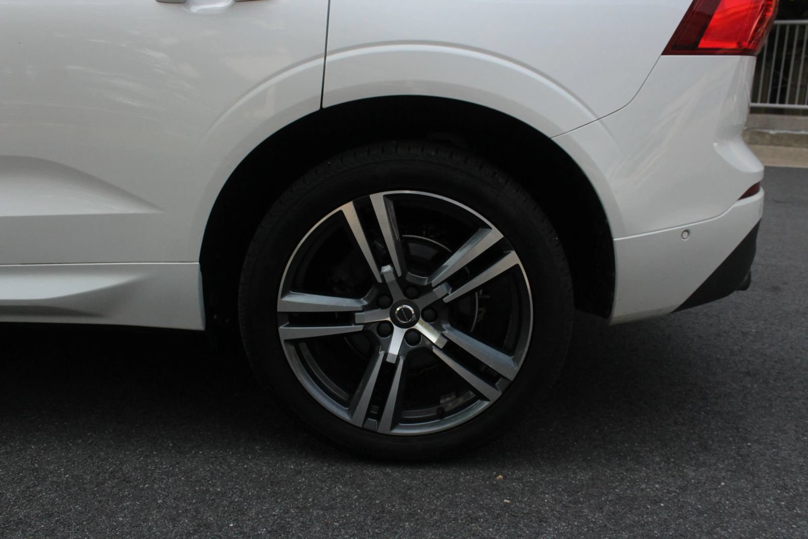 Used 2019 Volvo XC60 T5 Momentum w/ Multimedia Package AWD/4WD image 10