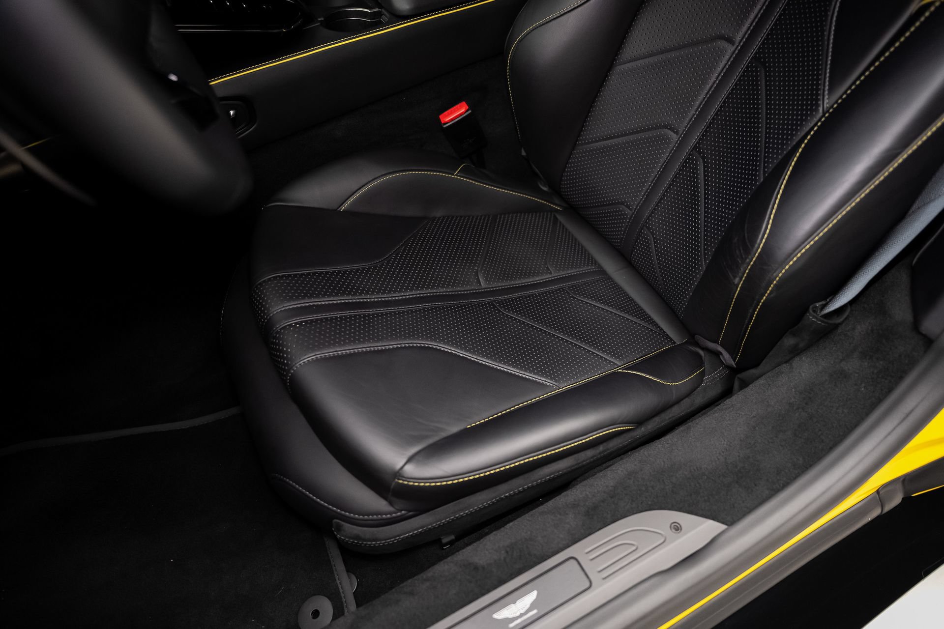 Used 2025 Aston Martin V8 Vantage Coupe RWD image 58
