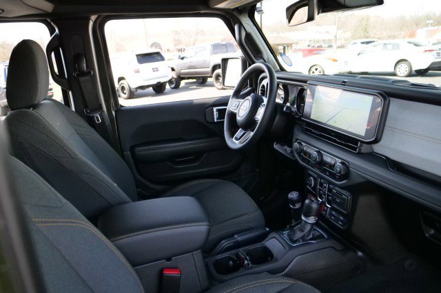 Used 2024 Jeep Wrangler Unlimited Sahara w/ Technology Group image 9