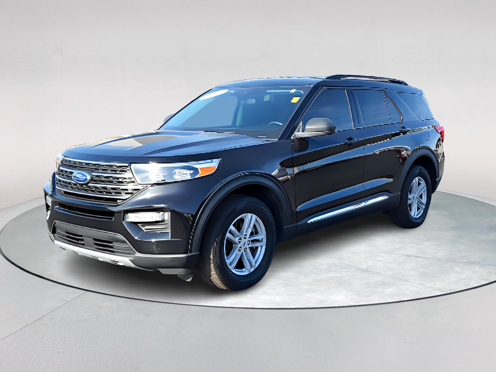 Used 2023 Ford Explorer XLT w/ Equipment Group 202A image 2