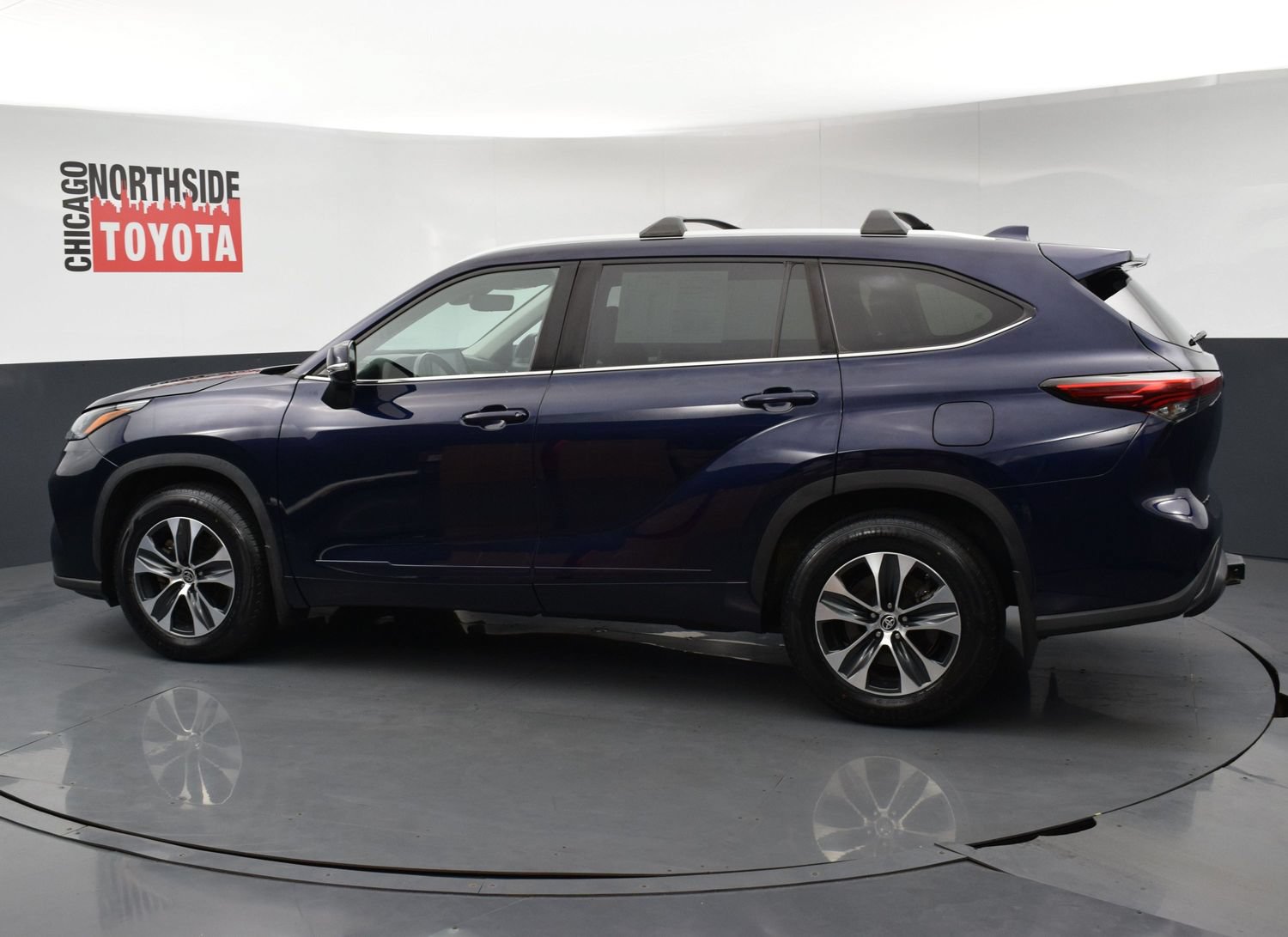 Used 2022 Toyota Highlander XLE AWD/4WD image 2