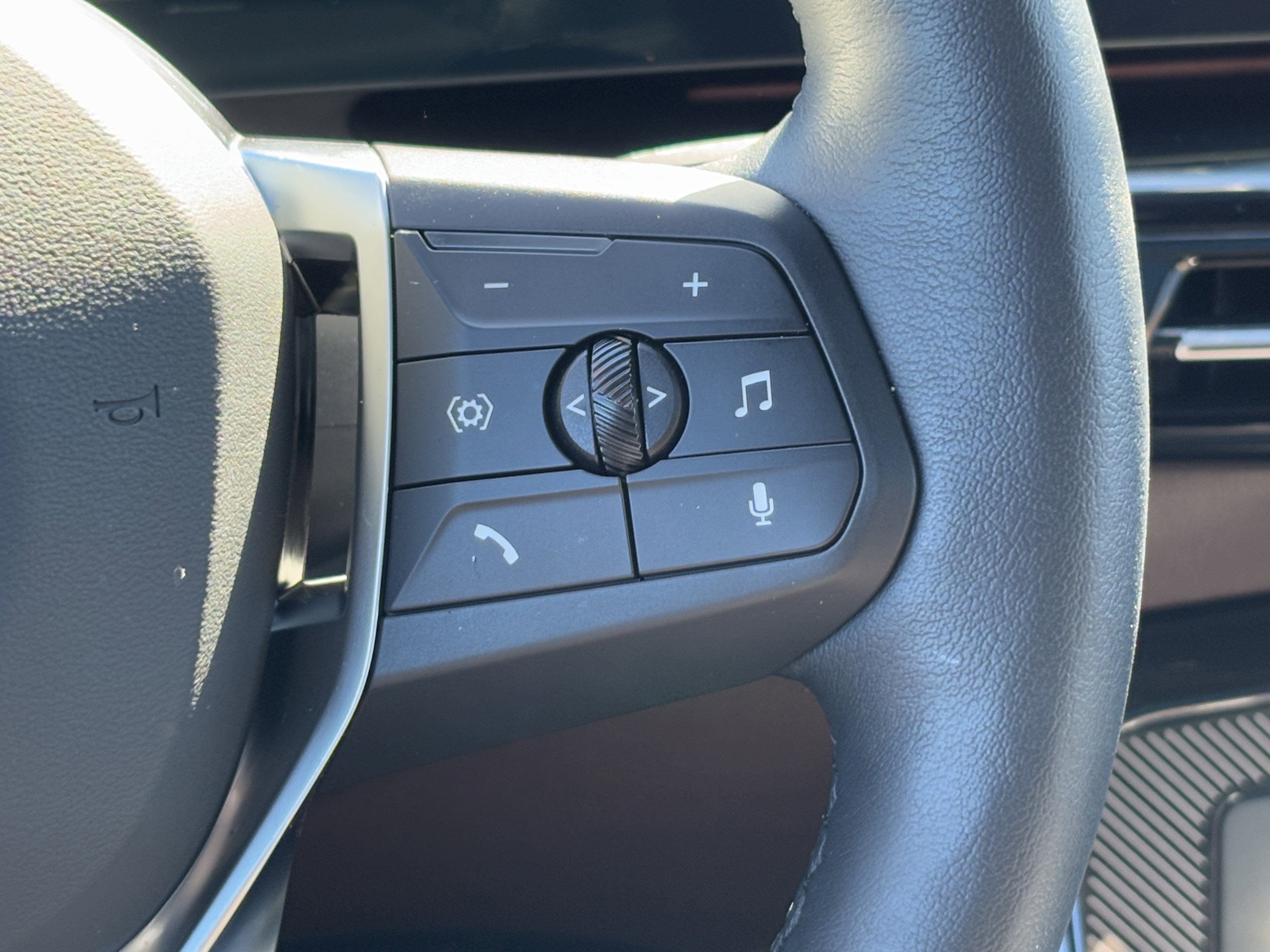 Certified 2025 BMW X2 xDrive28i image 20