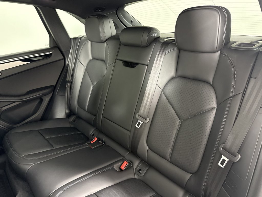 Certified 2025 Porsche Macan AWD/4WD image 22