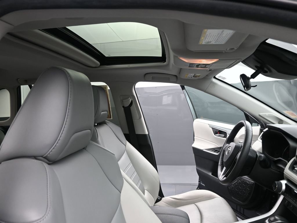 Used 2021 Toyota RAV4 XLE Premium image 14