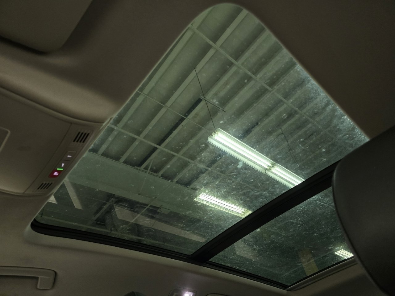 Used 2025 Volkswagen Taos SE image 3