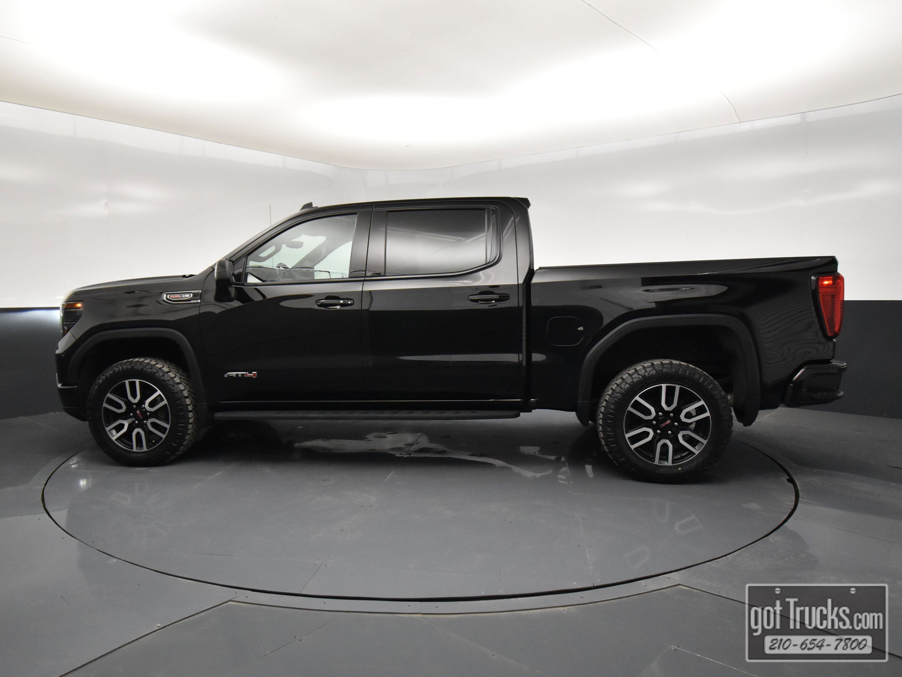 Used 2022 GMC Sierra 1500 AT4 w/ AT4 Premium Package image 3