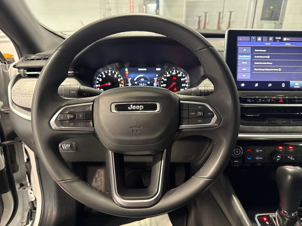 Used 2024 Jeep Compass Latitude AWD/4WD image 5