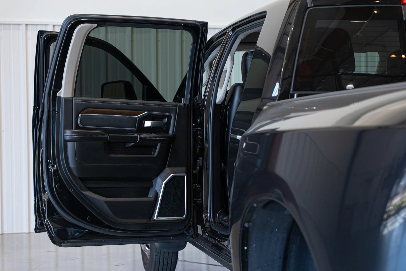 Used 2023 RAM 3500 Laramie AWD/4WD image 29