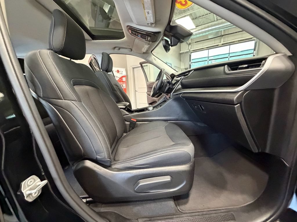 Used 2023 Jeep Grand Cherokee Laredo w/ Luxury Tech Group I AWD/4WD image 44