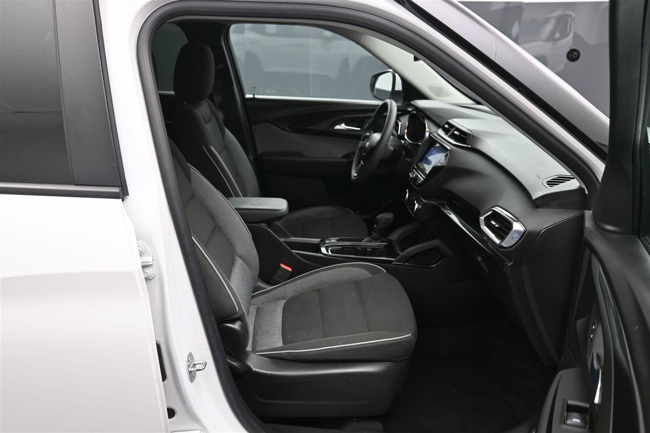 Used 2022 Chevrolet TrailBlazer LT w/ Convenience Package FWD image 9