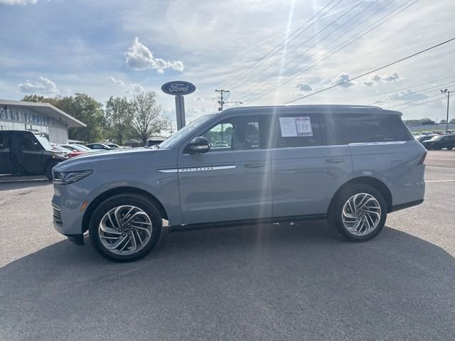 Used 2025 Lincoln Navigator Reserve image 2