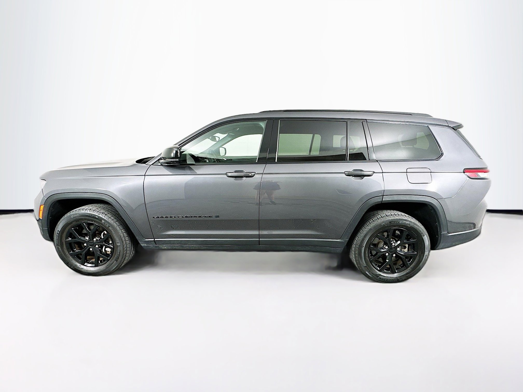 Used 2024 Jeep Grand Cherokee L Laredo image 4